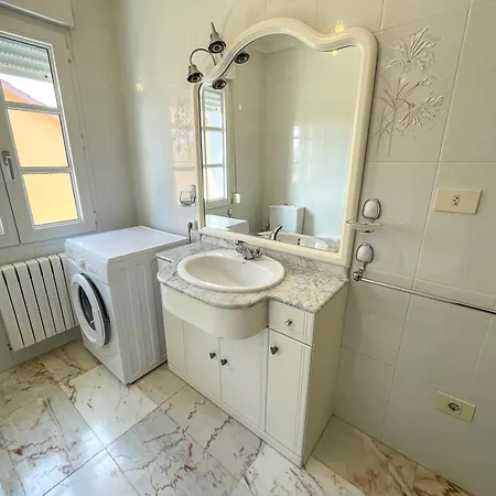 Aguino Rias Bajas 3000 Apartment *